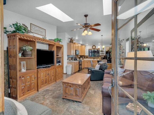 Building Photo - Cozy Furnished Country Club Home