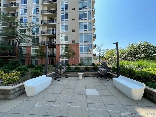 Building Photo - 301 Commons Park S