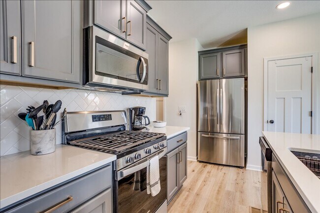 Building Photo - BEAUTIFUL 5 BEDROOM HOME  WITH LAKE VIEW A...