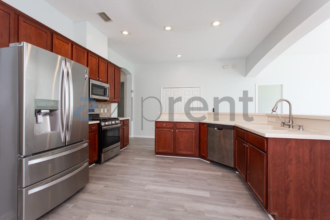 Building Photo - 168 Oak Common Ave