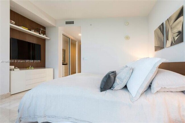 Building Photo - 18201 Collins Ave