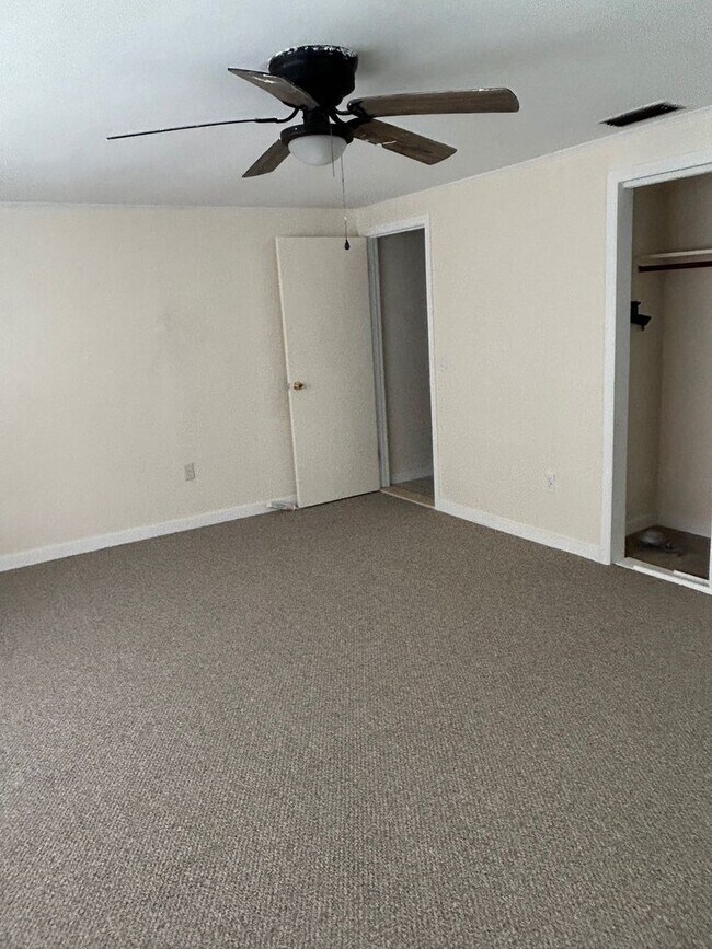 Building Photo - 4BD/2BA on the Island!