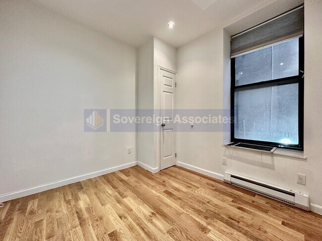 Building Photo - 320 Manhattan Avenue