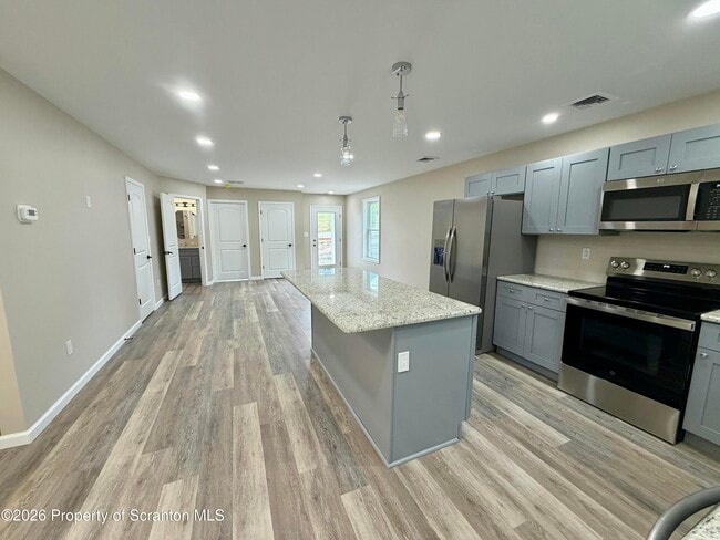 Building Photo - 1058 Lakeland Dr