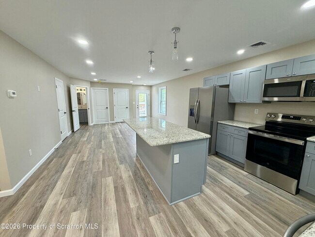 Building Photo - 1068 Lakeland Dr