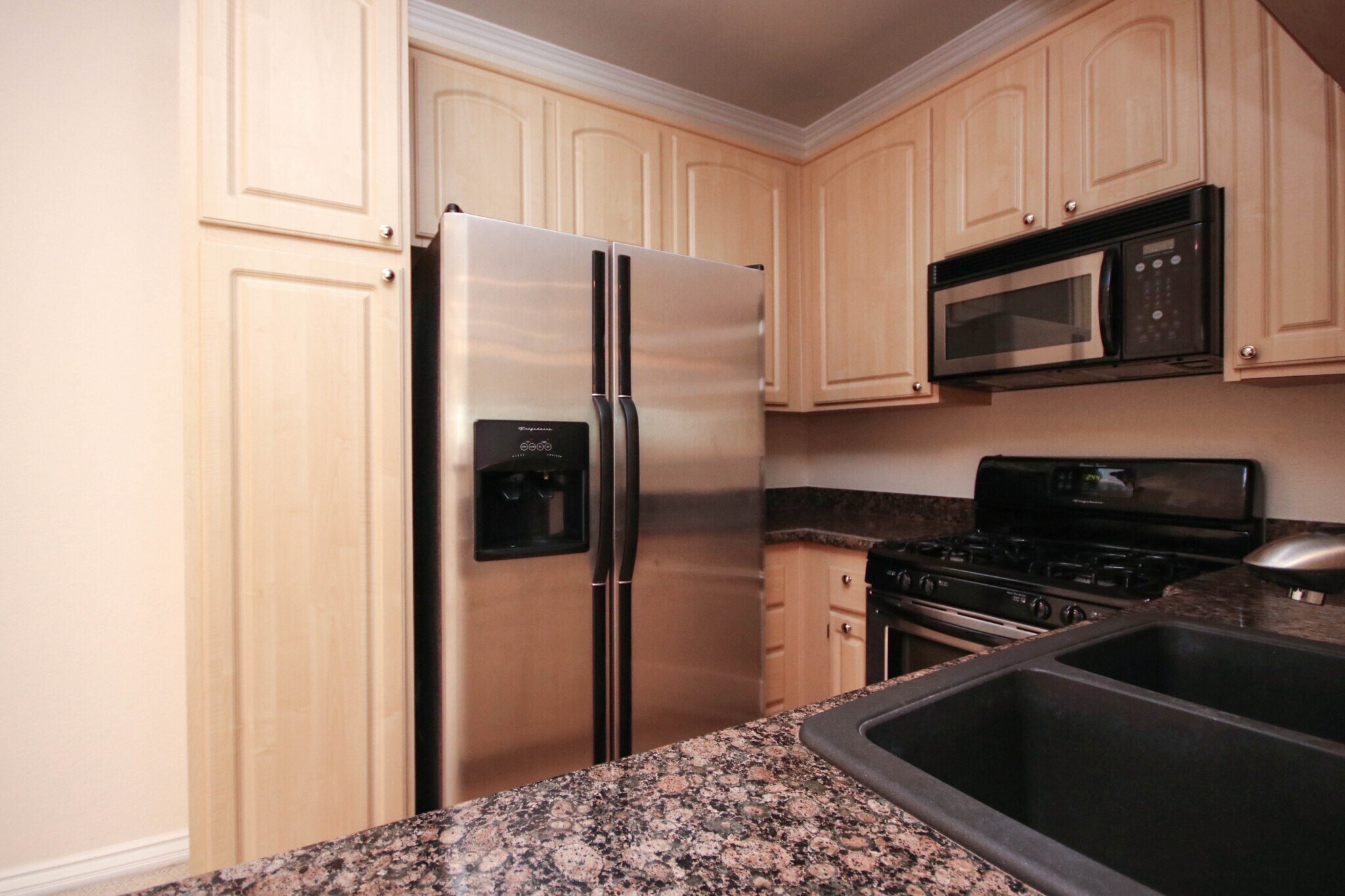 Building Photo - 300 N El Molino Ave