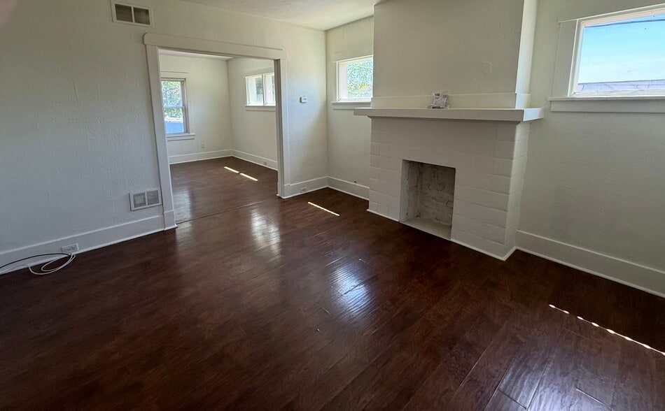 Building Photo - 2235 Saranac Ave
