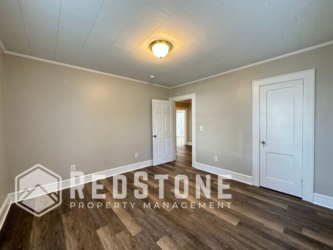 Building Photo - 817 Oakley St