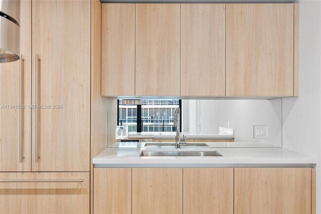 Building Photo - 9901 W Bay Harbor Dr