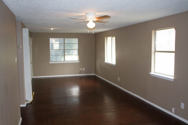 Building Photo - Discover Your New Home in the Heart of San Antonio's East Side