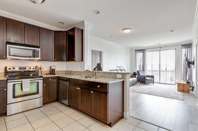 Building Photo - 925 Ingleside Ave