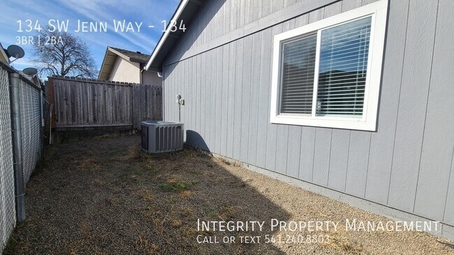 Building Photo - 134 SW Jenn Way