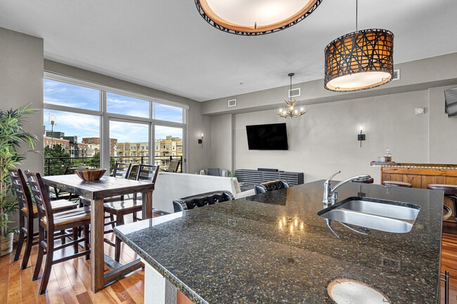 Building Photo - 106 W Seeboth St