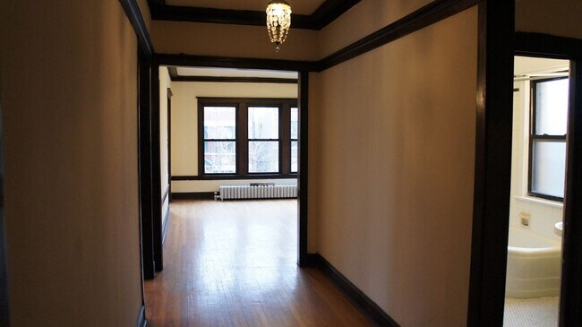 Building Photo - 2516 N Sawyer Ave