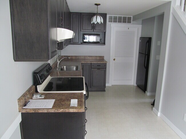 Building Photo - 3806 Blossom Terrace