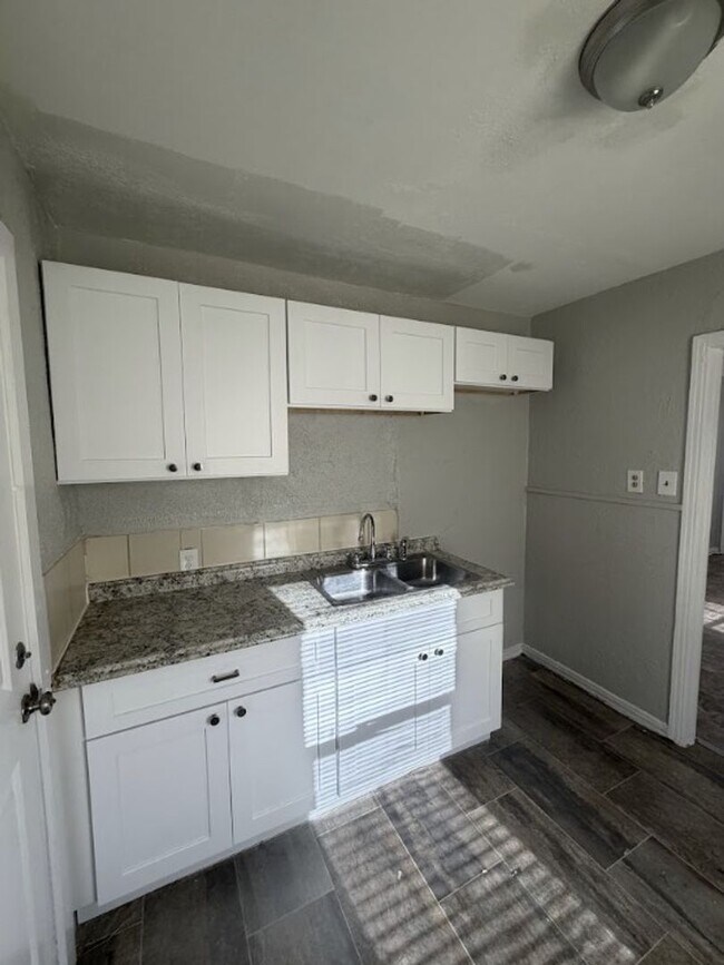 Building Photo - 5408 Como Dr