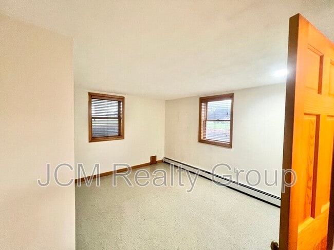 Building Photo - 120 Savage St