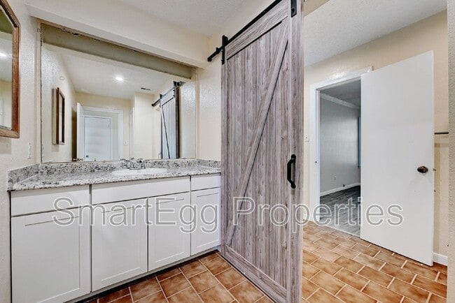 Building Photo - 1612 Broadmoor Dr