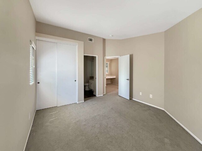 Building Photo - Beautifully Updated End-Unit Townhome in Valencia's Montana Community — No Rear Neighbors!