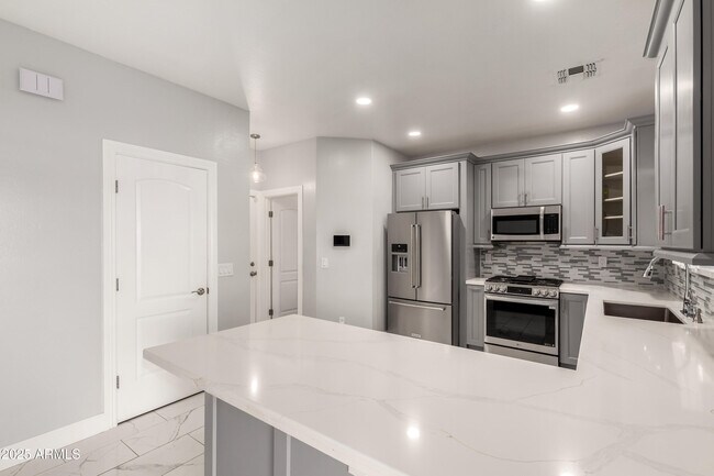 Building Photo - 11010 W Griswold Rd