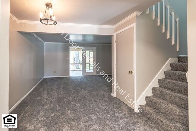 Building Photo - 15030 Tally Ho Dr