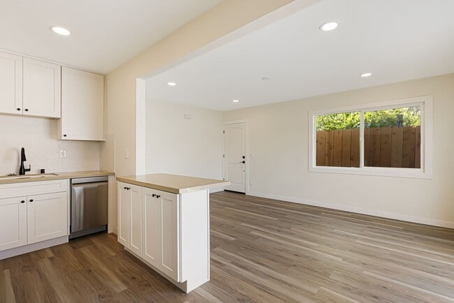 Building Photo - Completely remodeled 2 bd/1ba in charming ...
