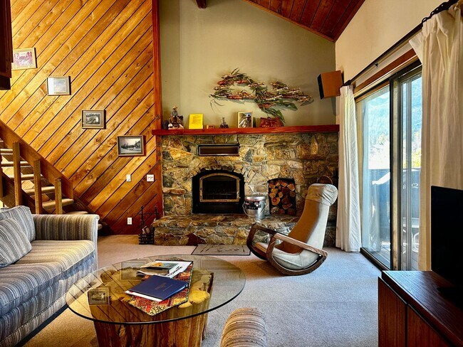 Building Photo - Stunning 3-Bedroom + Loft, 2.5-Bathroom Re...