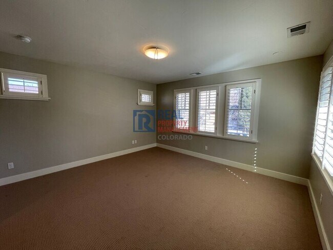 Building Photo - 233 S Pearl St