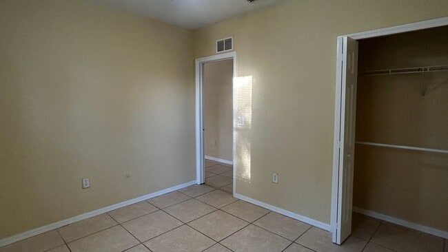 Building Photo - Charming 3-Bed, 2-Bath Home in Lehigh Acre...