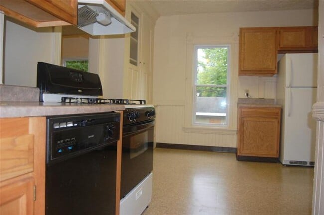 Building Photo - Energy Efficient 2 Bedroom One Block From ...