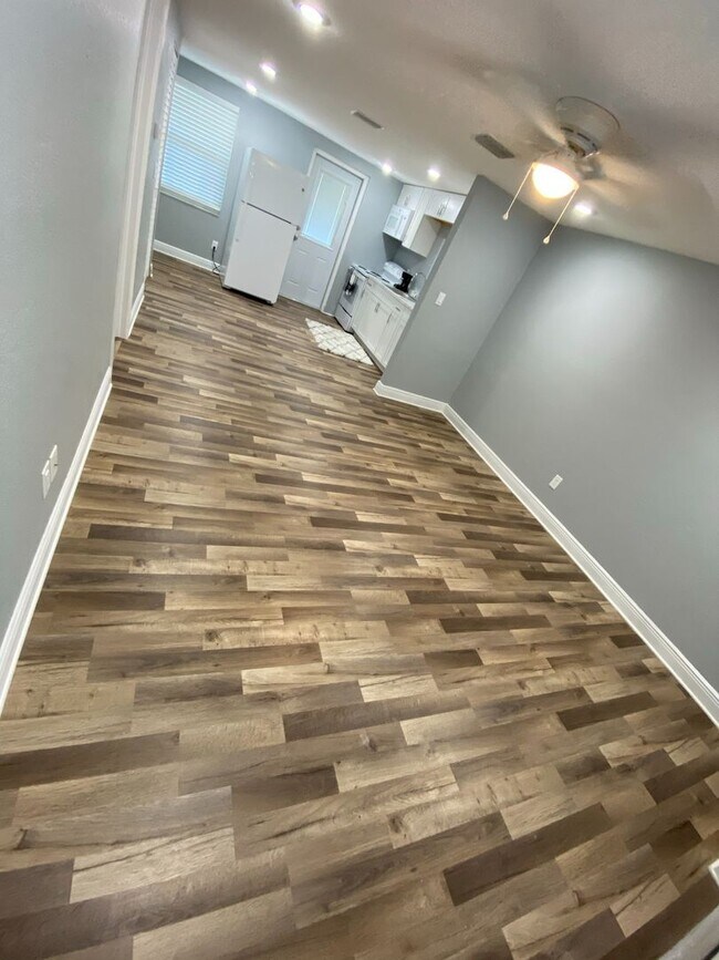Building Photo - 1/1 Condo Within Walking Distance to Brandon Mall