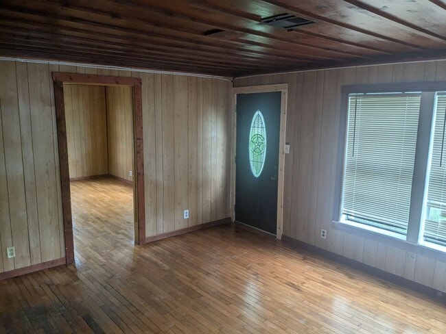 Building Photo - 3 Bed 1 Bath with Large Yard, Workshop, and Laundry Hookups