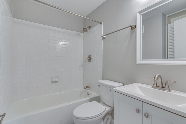 Building Photo - Renovated Home in Pinewood Lake Neighborhood