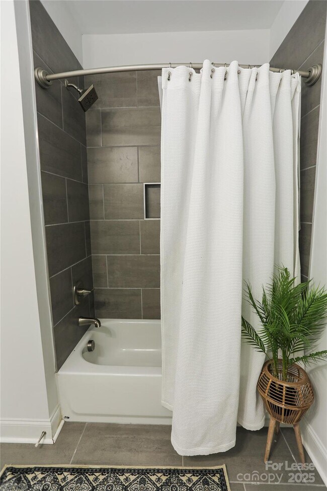 Building Photo - 2734 Kendrick Ave