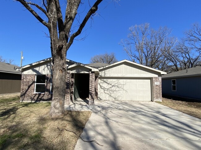 Primary Photo - 104 Holiday Dr