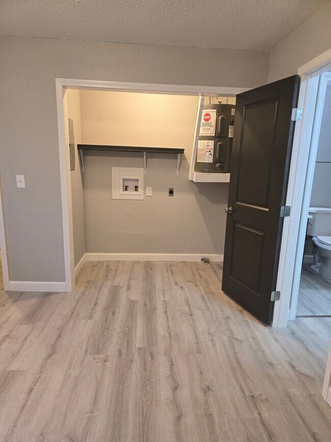 Building Photo - 1 Bedroom 1 Bathroom Apartment!