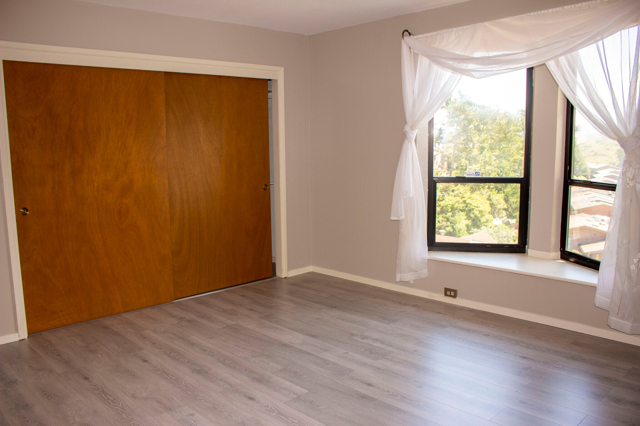 Large Master bedroom w/Big Closet - 49 Amethyst Way