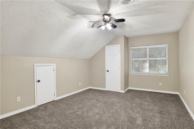 Building Photo - 708 Monarch Dr W