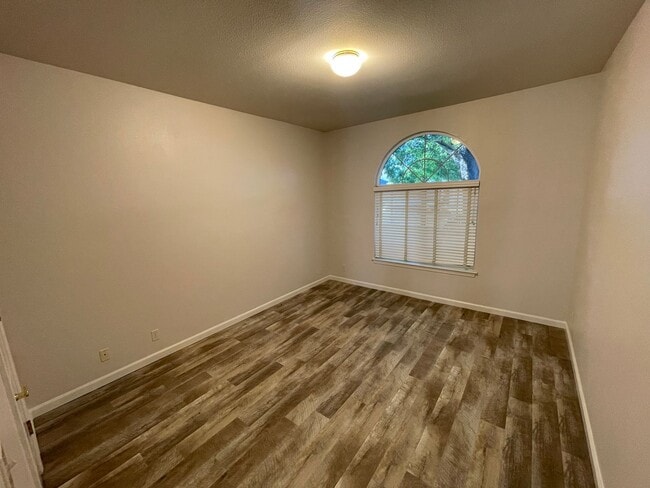 Building Photo - 3 bedroom 2 bath, Mission Ranch Neighborhood, Turnkey ready to move in.