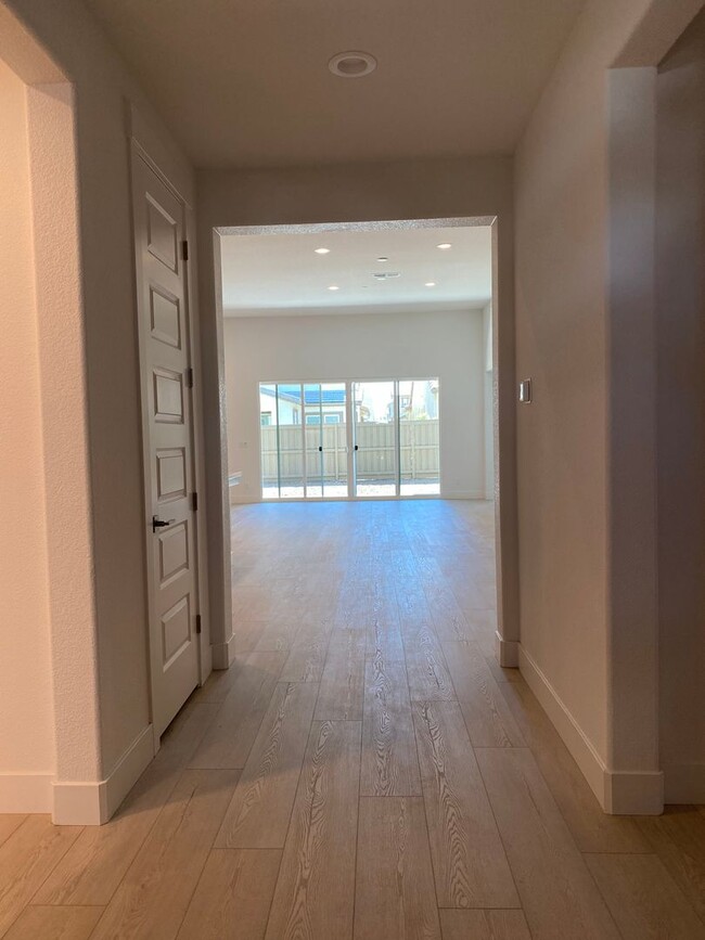 Building Photo - Stunning Like-New Home for Rent in Ellis C...