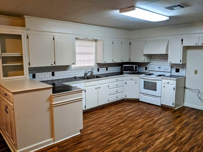 Building Photo - Charming Home Available Now!