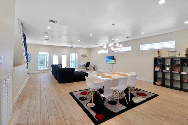 Building Photo - 3045 Clinton Dr