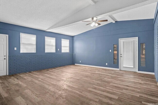 Building Photo - 2502 N Lakeview