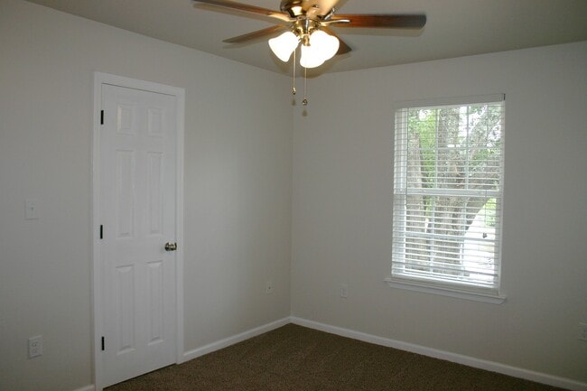 Building Photo - Valley Green Apartments