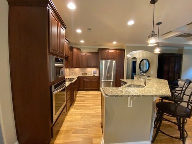 Building Photo - Beautiful Fully Furnished 3 bed 2 bath hom...