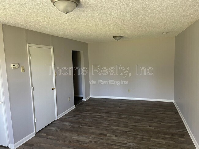 Building Photo - 400 E Northern Blvd