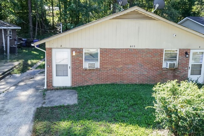 Building Photo - Move in Ready Two Bedroom Home!