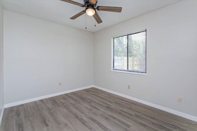 Building Photo - Gorgeous Single Family