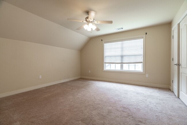 Building Photo - Beautiful & spacious 4 Bedroom condo w/fen...