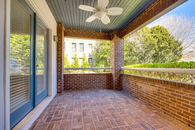 Building Photo - Hard to find Myers Park 2 bed 2 bath 1st floor Gem!